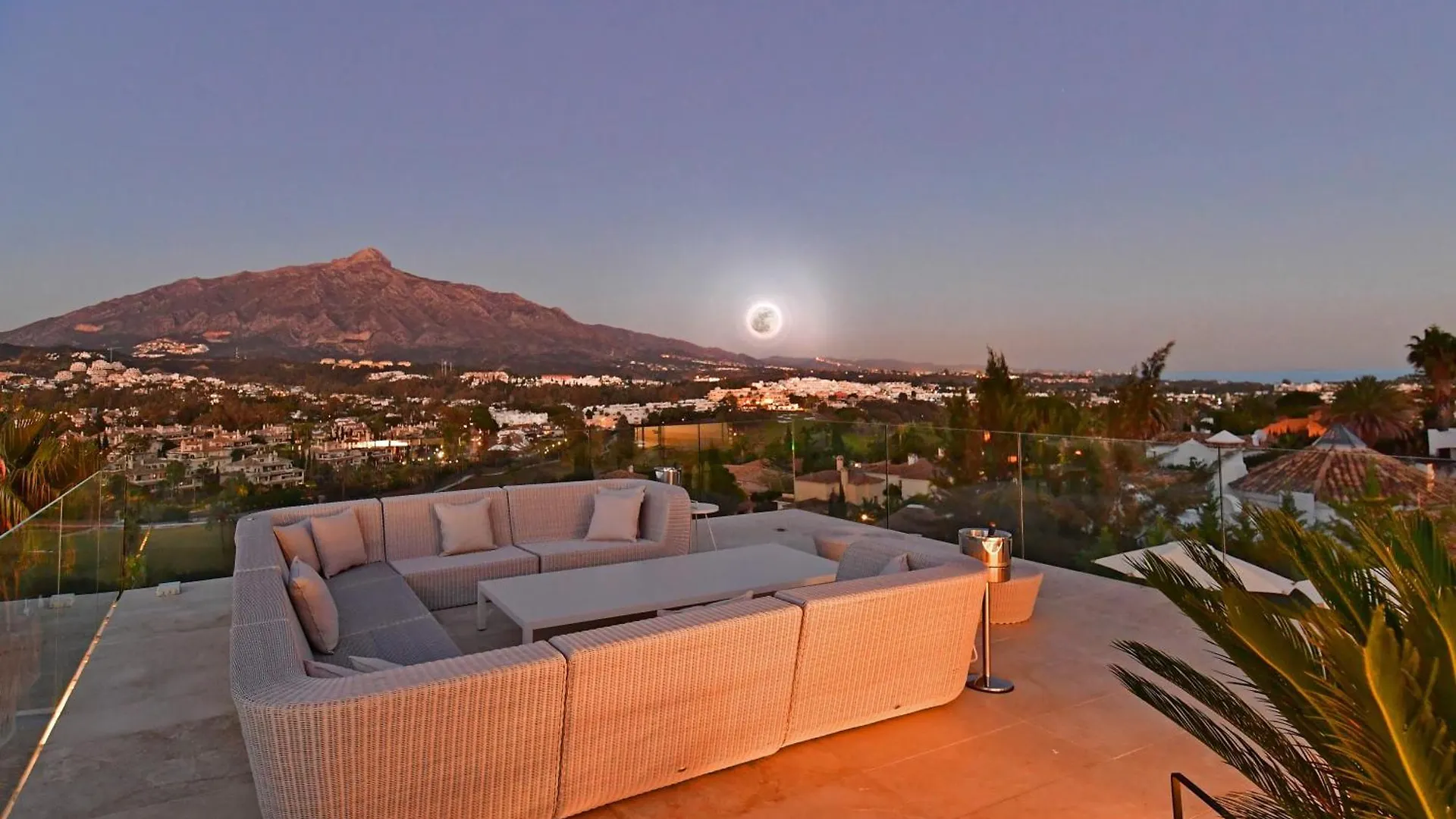 Extraordinary 7 Bdrm Villa W Pool, Gym, Cinema Marbella Apartment