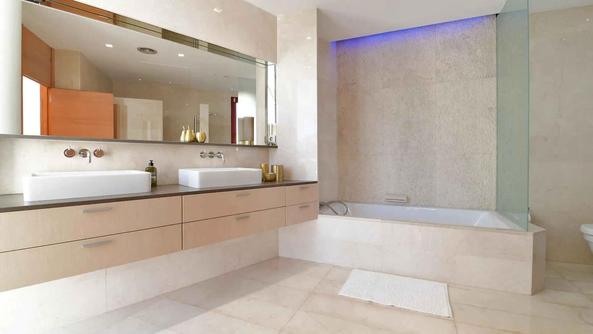 Extraordinary 7 Bdrm Villa W Pool, Gym, Cinema Marbella Apartment